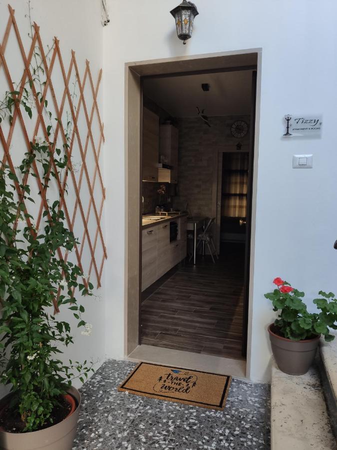 Tizzy Apartment & Rooms Bari Exterior foto